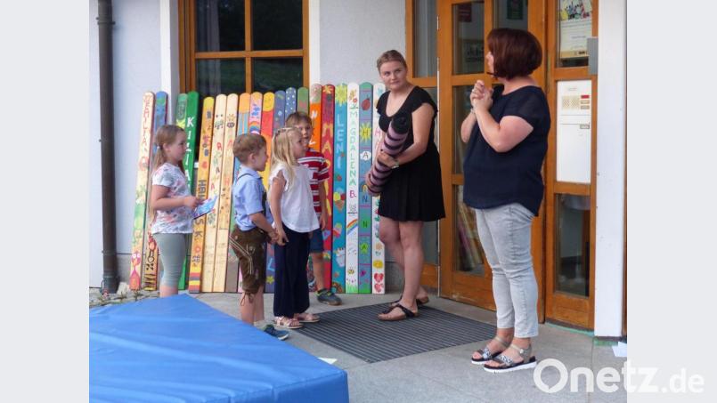 Es gab noch ein weiteres Abschiedsgeschenk, einen Teppich mit allen Vornamen der Ausscheidenden und sie überreichten das Erinnerungsstück an Anni Zeiser und Anita Wittmann Bild: sl