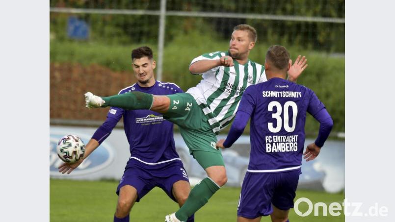 Michael Jonczy (Mitte) von der DJK Gebenbach muss sich hier gegen die Bamberger Felix Popp (links) und Lukas Schmittschmitt (rechts) behaupten. 



Bilder: Hubert Ziegler Bild: Hubert Ziegler