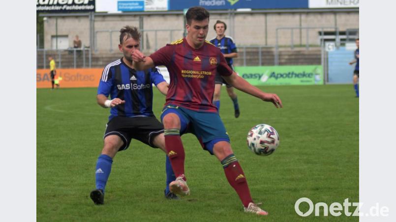 Die SV Grafenwöhr behauptete mit einem ungefährdeten 2:0-Sieg bei der SpVgg SV Weiden II Platz zwei in der Bezirksligatabelle. In dieser Szene schirmt SV-Angreifer Timo Bachmeier den Ball gegen Weidens Spielertrainer Marco Lorenz ab. Bild: otr