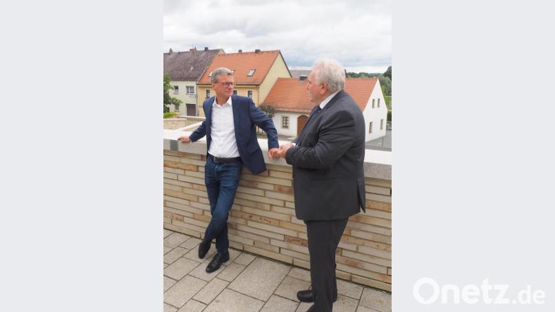 Auf dem „Stadtbalkon“ wurde Minister Bernd Sibler von Zweitem Bürgermeister Peter Gold (rechts) über die neuesten Fortschritte sowie die Planungen rund um die Fronfeste informiert. Bild: ws