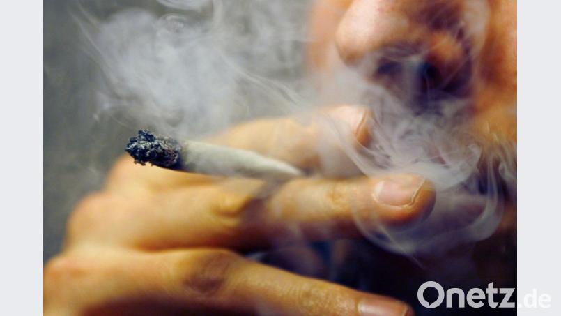 Bei der Kontrolle eines jungen Pärchen fanden Polizeibeamte Joints und Marihuana im Reisegepäck. Symbolbild: Daniel Karmann/dpa