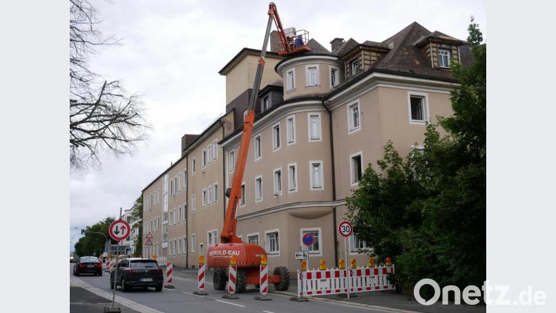 Zu kurzzeitigen Verkehrsbehinderungen kam es am Freitag wegen der Abbrucharbeiten am ehemaligen Seniorenheim St. Maria in der Egerer Straße in Waldsassen. Bild: hmr
