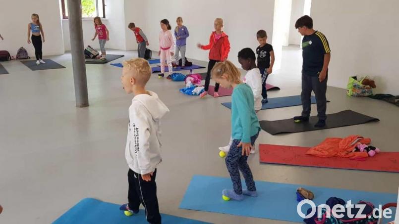 Einen Tennisball unter den Zehen rollen, ist nicht ganz so einfach, wie es aussieht. Dazu gehört Konzentration. Bild: dob