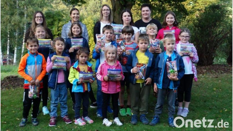Glückliche Kinder beim Sportverein Trevesen, mit ihren Gruppenleiterinnen Pia Wegmann, Vanessa Bäuml, Anna Heinl und Julia Schultes (hintere Reihe, von links). Bild: twg