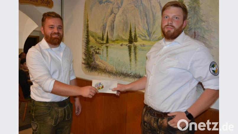 Der neue Burschen-Vorsitzende Janis Scherer (links) dankte seinem Vorgänger Maximilian Haberkorn für dessen sechsjährige Vorstandstätigkeit mit einem Geschenk. Bild: jr