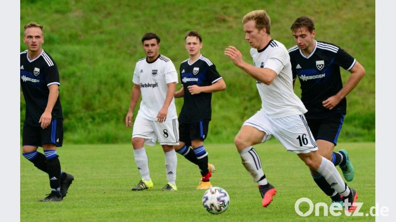 André Bauer (Zweiter von rechts) war der Motor des Spiels bei der SG Niedermurach/Pertolzhofen beim Sieg gegen den TV Wackersdorf. Bild: ham