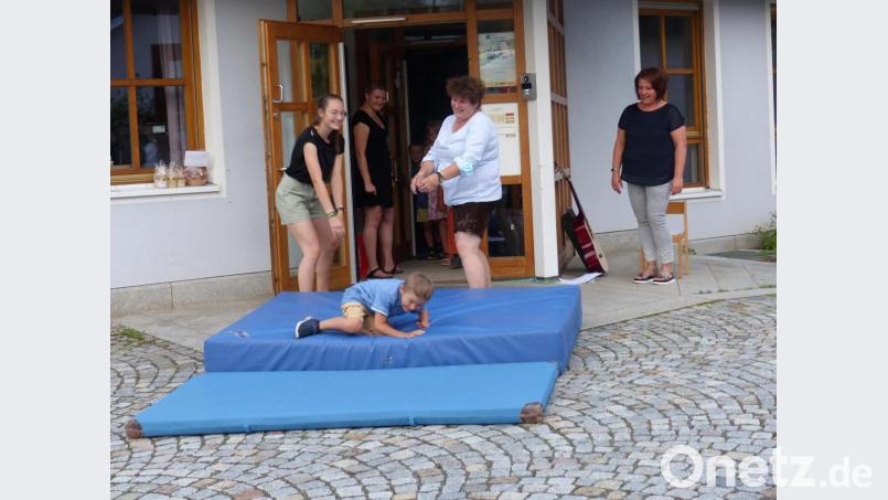 Mit Schwund wurden die Kleinen aus dem Kindergarten geworfen und die Leiterin Anita Wittmann (rechts) beobachtet mit einem weinenden und einem lachenden Auge die Aktion. Bild: sl