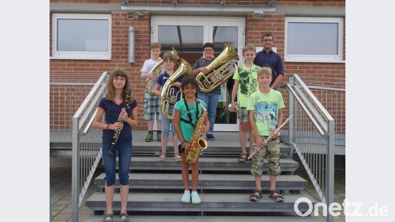 Die Bläserklasse absolviert haben (von links) Franziska Beck (Klarinette), Quirin Stein (Tenorhorn), Maresa Beck (Tenorhorn), Stephanie Schaller (Saxofon), Andreas Übler (Tuba), Thomas Schleicher (Trompete) und Samuel Ludwig (Querflöte). Hinten rechts der Gesamtleiter Moritz Rothmeier. Bild: mof