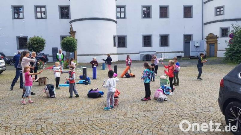Am Ende der Kinderferienveranstaltung durften die Buben und Mädchen noch Seifenblasen in den Schlosshof pusten. Bild: dob