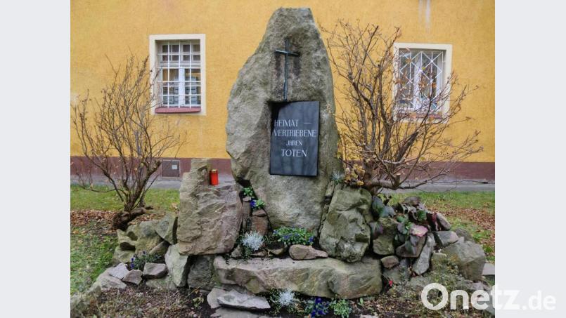 Um den Gedenkstein der Heimatvertriebenen am Kirchplatz kümmert sich jetzt der Katholische Frauenbund Schnaittenbach. Bild: sh