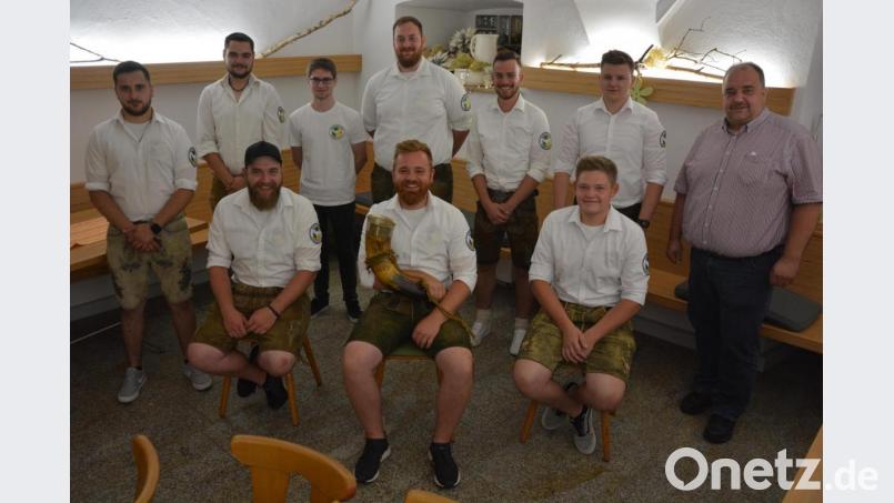 Neu gewählt hat der Burschenverein Concordia Konnersreuth sein Vorstandsteam. Im Bild (sitzend, von links) Joseph Lindner, Janis Scherer und Maximilian Schiedeck sowie (stehend, von links) Michael Schiedeck, Achim Franzke, Tobias Schiml, Sebastian Härtl, Andreas Stock, Nico Lauterbach und Zweiter Bürgermeister Stefan Siller. Bild: jr
