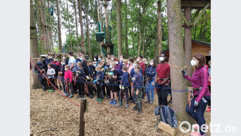 Die Teilnehmer verfolgen gerade aufmerksam die Instruktionen der Einweiser im Kletterpark. Bild: Freie Wähler Kastl/exb
