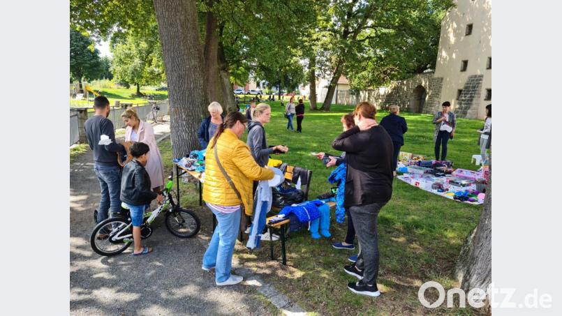 Auf dem Kindersachenflohmarkt unter freiem Himmel ist so mancher Schatz zu entdecken. Bild: sne
