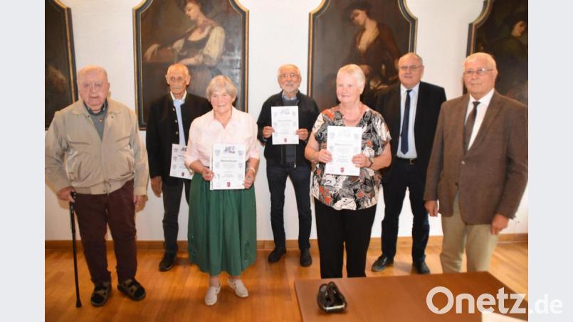 Für Erhalt von Kultur und Erinnerung an die alte Heimat wurden fünf Ortsbetreuer und Mitglieder des bisherigen Kreisrats geehrt. Rechts im Bild: Heimatkreisbetreuer Wolf- Dieter Hamperl und Bürgermeister Lothar Höher. Bild: hcz