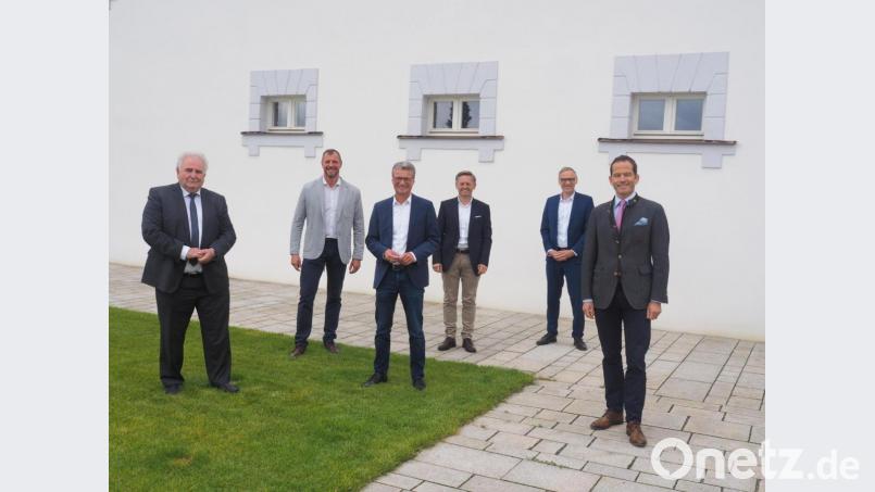 Minister Bernd Sibler sah sich in der Fronfeste, dem dezentralen Lernstandort in Tirscheneruth, um. Im Bild (von links): Zweiter Bürgermeister Peter Gold, CSU-Ortsvorsitzender Huberth Rosner, Bayerns Staatsminister für Wissenschaft und Kunst, Bernd Sibler, Landtagsabgeordneter Tobias Reiß, Waldsassens Bürgermeister Bernd Sommer und Bundestagsabgeordneter Albert Rupprecht. Bild: ws