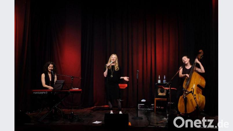 Das Warten hat gelohnt: &quot;Die Drei Damen&quot; Lisa Wahlandt (Mitte), Andrea Hermenau (links) und Anna Veit (rechts) gaben im Capitol ihre Sulzbach-Rosenberg-Premiere. Bild: Maximilian Tischler