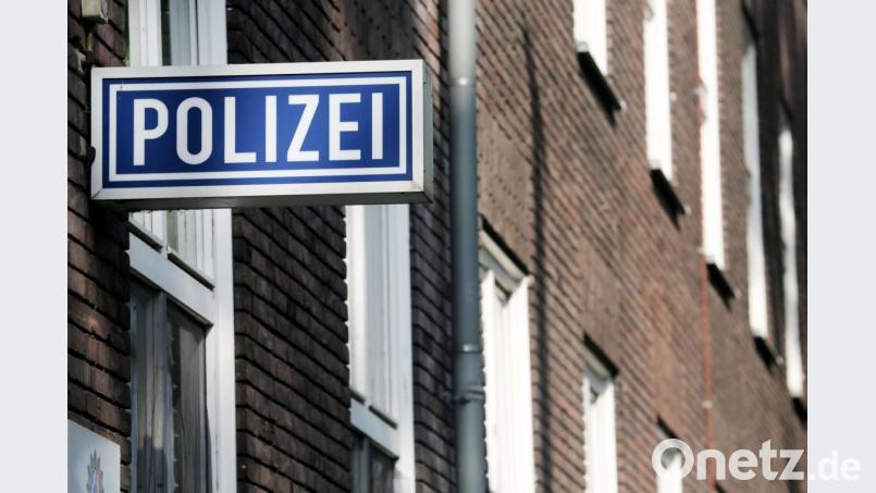 Eine 77-Jährige starb, weil ein Autofahrer deutlich zu schnell gefahren ist. Symbolbild: Roland Weihrauch/dpa