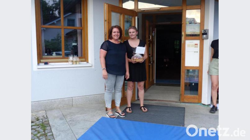 Die Erzieherin Ani Zeiser wurde im Namen des Kindergartens von der Leiterin Anita Wittmann verabschiedet und ihr besonders Dank ausgesprochen Bild: sl