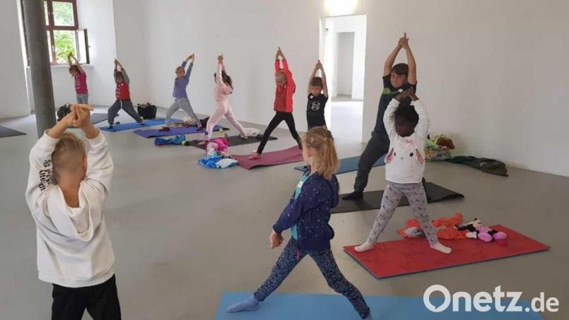 Beim Kinder-Yoga in der Friedrichsburg waren alle Teilnehmer aufmerksam bei der Sache. Der CSU-Ortsverband machte sich in diesem Jahr für diese Aktion stark. Bild: dob