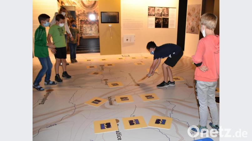 Beim riesigen Memory-Spiel mit deutschen und tschechischen Begriffen war Erinnerungsvermögen gefragt. Bild: cv