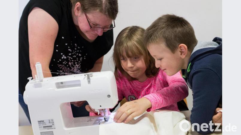 Hochkonzentriert und mit viel Fingerspitzengefühl arbeiteten die Buben und Mädchen an der Nähmaschine, damit auch jede Naht gerade war. Bild: vsr