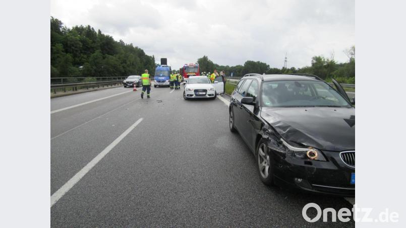 Weil sie den stehenden Verkehr zu spät bemerkten, krachten zwei Autofahrer auf der A93 bei Schwarzach gegen das Auto einer 43-Jährigen. Bild: THW Nabburg/exb