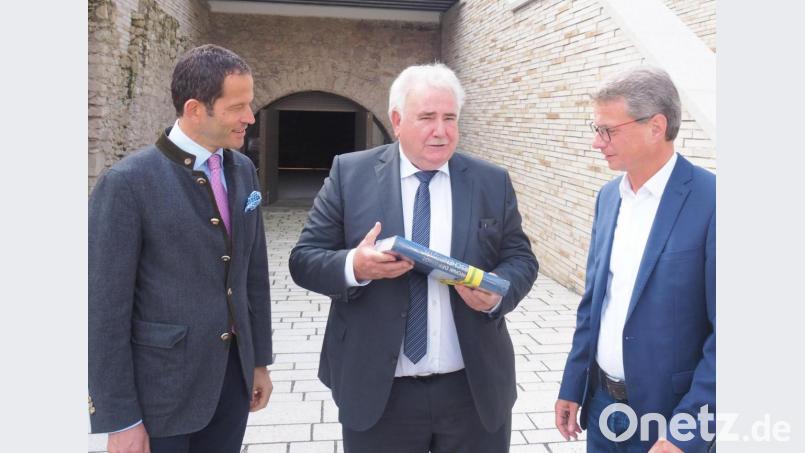 Mehr über Tirschenreuth erfahren kann Minister Bernd Sibler (rechts) in der neuen Stadtchronik, die Zweiter Bürgermeister Peter Gold (Mitte) überreichte. Mit im Bild Bundestagsabgeordneter Albert Rupprecht. Bild: ws