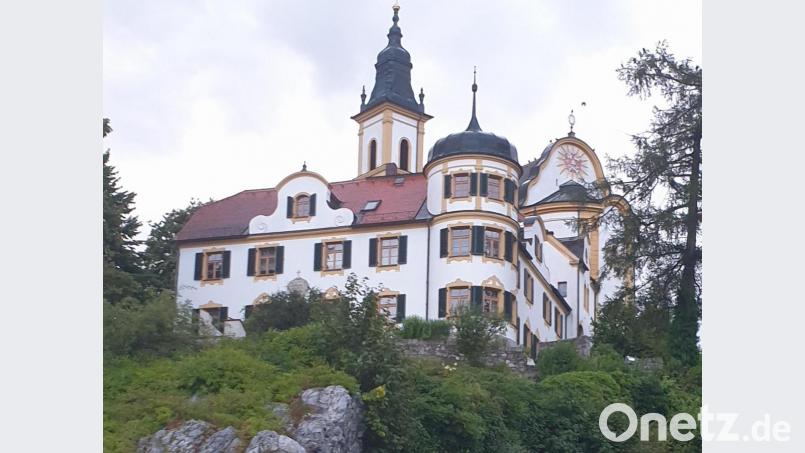 Ziel der Wallfahrt ist die Kreuzbergkirche in Pleystein. Bevor man die Kirche erreicht, wird gemeinsam der Kreuzweg entlang der einzelnen Stationen gebetet. Bild: rdh