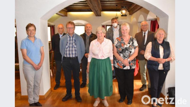 Die neu gewählten Mitglieder des Kreisrats. Heimatkreisbetreuer Wolf-Dieter Hamperl hinten rechts. Bild: hcz