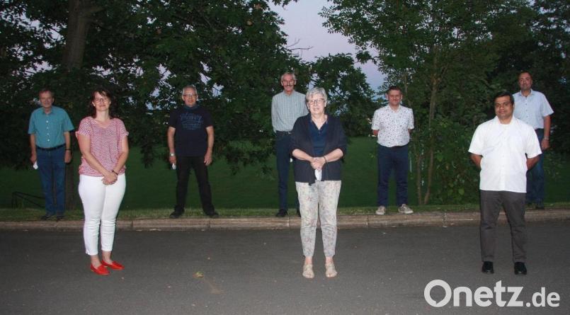 Die KAB Fuchsmühl wählte im Jugendheim ihre Führungsspitze. Im Bild (von links) Alois Konz, Bettina Stock, Hubert Popp, Willi Greger, Karin Ernstberger und (ganz rechts) Willi Staufer. Präses Pater Martin (Zweiter von rechts) und Diözesansekretär Markus Nickl (Dritter von rechts) gratulierten zu Wahl. Bild: wro