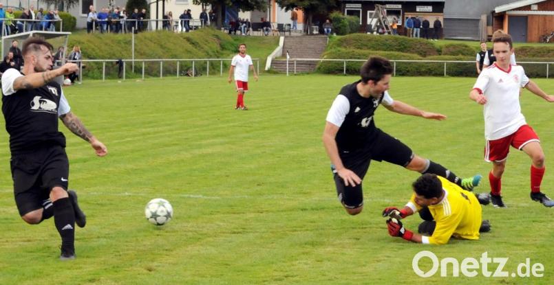 Elfmeter gab es in dieser Szene, als der Wiesauer Torwart Flavio de Sousa Batista den Konnersreuther Stefan Bauer zu Fall brachte. Mit im Bild Tim Bächer (rechts, Wiesau) und Oliver Schicker (links, Konnersreuth). Pirner verschoss jedoch den Strafstoß. Bild: heh