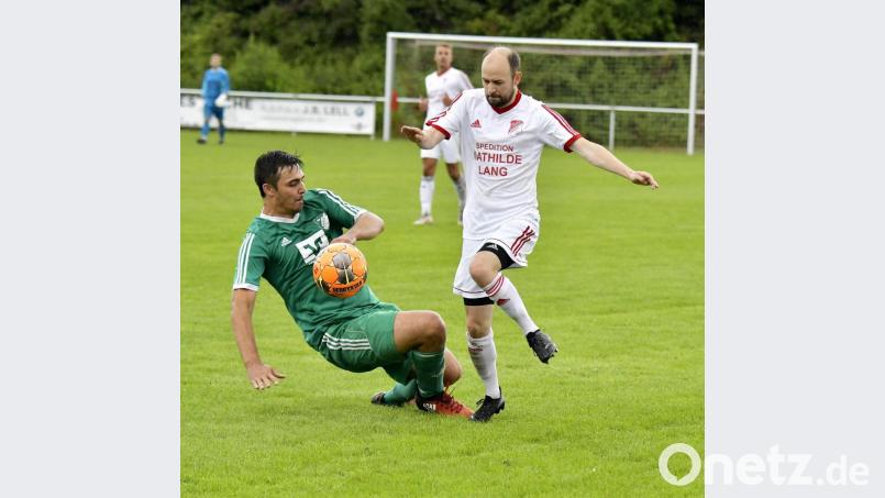 Inter-Linksverteidiger Benjamin Kruppa (rechts) bleibt seinem Offensivvorstoß hängen. Die Amberger und die DJK Utzenhofen trennten sich 1:1. Bild: Hubert Ziegler