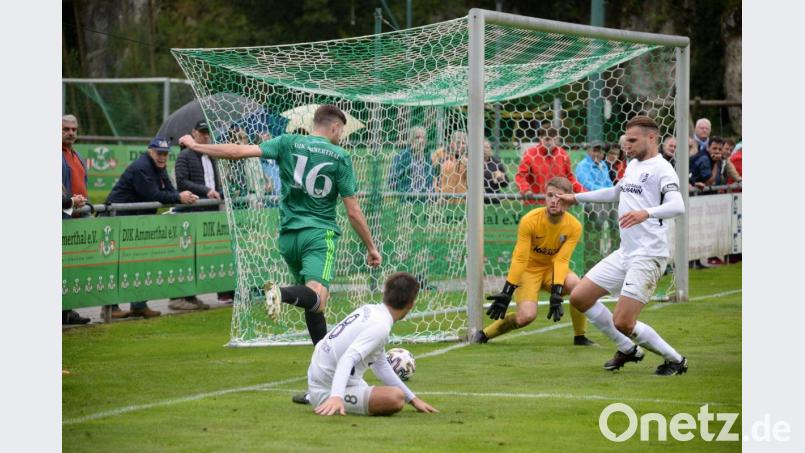 Lukas Dotzler (Nummer 16) taucht gefährlich im Karlsburger Strafraum auf: Die DJK Ammerthal gewann ihr Heimspiel ohne Glanz mit 3:1 und verteidigte die Bayernliga-Tabellenführung. Bild: brü