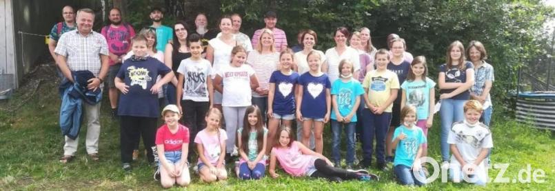 Die Kommunionkinder und ihre Eltern beim Ausflug mit Pfarrer Josef Waleszczuk (vorne, Zweiter von links) und Pfarrer Paul Ezenwa (hinten stehend, Fünfter von rechts). Bild: twg