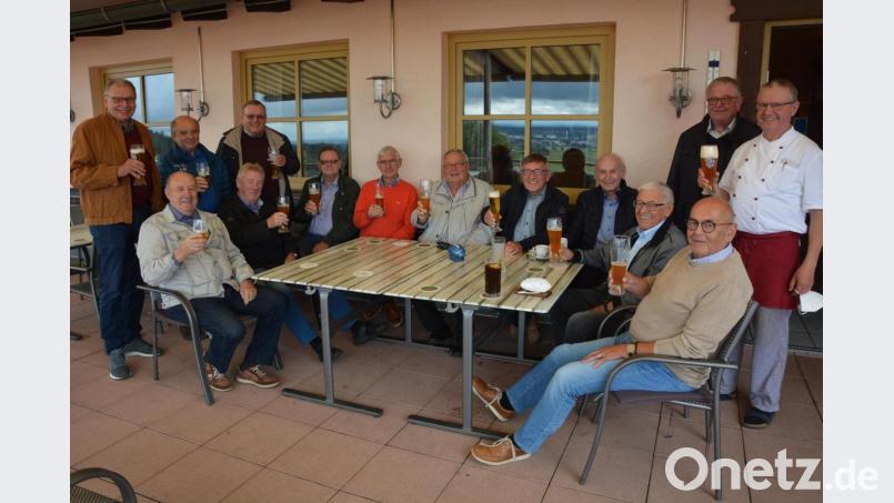 Alfred Knossalla (Mitte, mit heller Jacke) genoss die vielen Glückwünsche, die er zum 80. Geburtstag erhielt. Im Kreise seiner Stammtischbrüder in der Petersklause in Großbüchlberg wurde kräftig gefeiert. Bild: jr