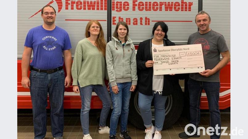 Kommandant Gerhard Horn (rechts) und stellvertretender Feuerwehrvorsitzender Florian Pöllath (links) freuen sich über die Spende der Jungen Union Ebnath, die Vorsitzende Antonia Ritter mit Anna Ritter und Sonja Söllner (von rechts) überreichten. Bild: soj