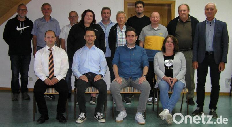 Roland Heinl (sitzend, von links) ist weiterhin Kapitän des Vereinsschiffs SV Riglasreuth. Zur Seite stehen ihm sein Stellvertreter Julian Bauer, Schriftführer Benedikt Heinl und Schatzmeisterin Sabine Staufer sowie die weiteren Vorstandsmitglieder. Bürgermeister Peter König (stehend, rechts) beglückwünschte die Gewählten. Bild: öt