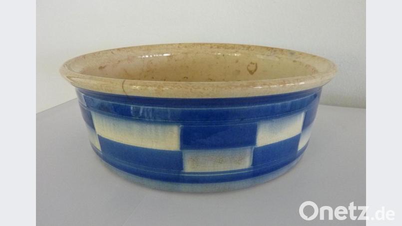 Die mindestens 107 Jahre alte und fast unversehrt erhaltene Auflaufform ist ein Stück Industriegeschichte und bereichert seit Kurzem die Sammlung zur sogenannten Schwarzenfelder Heferlbude. Bild: Helga Katrin Stano/exb