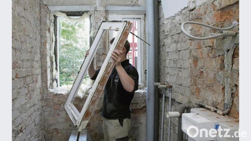 Wer ein altes Haus auf einen modernen Stand bringen will, muss teils erheblich investieren und das Haus stark umbauen. Bild: Kai Remmers/dpa