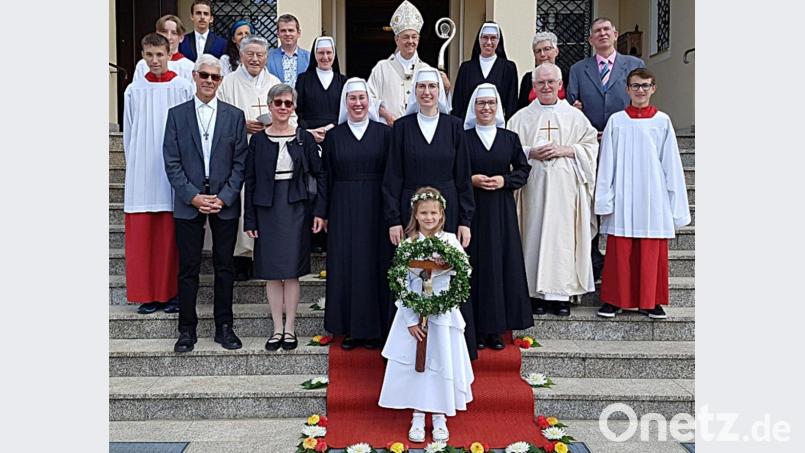 Hinter den Novizinnen (Bildmitte, vorne, von links) Schwester M. Alix Höller, Schwester M. Helena Bosse und Schwester M. Aurelia Suska stehen (von links) Monsignore Karl Ellmann, Provinzoberin Schwester M. Lucilla Hauser, Erzbischof Ludwig Schick, Schwester M. Thekla und Pfarrer Werner Albert. Bild: sck