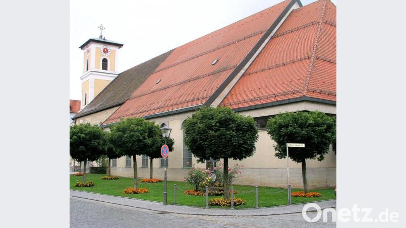 Die Pfarrkirche St. Ägidius in der Mitte des Marktes wurde in den zurückliegenden Jahrhunderten immer wieder umgebaut und renoviert. 1933 wurde die alte Kirche abgerissen und neu aufgebaut, 1972 nahm man einen Teilabbruch vor und errichtete einen Erweiterungsbau. Bild: bjo