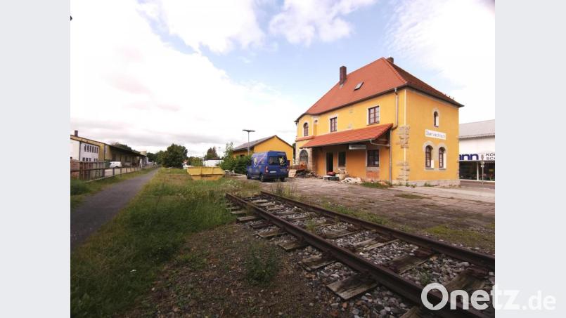 Das historische Bahnhofsgebäude am Radweg befindet sich seit 2002 im Besitz der Rossmann KG. Die Sanierung mit Umbau für ein Speiselokal soll bis Ende des Jahres abgeschlossen sein. Bild: Portner