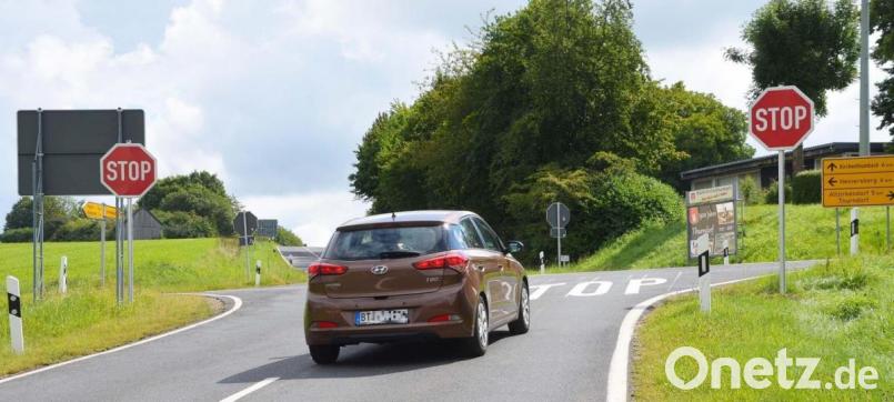 Aus Richtung Pegnitz-Troschenreuth kommend, wurde die bisherige Regelung &quot;Vorfahrt achten&quot; durch ein Stoppschild ersetzt. Bild: ü