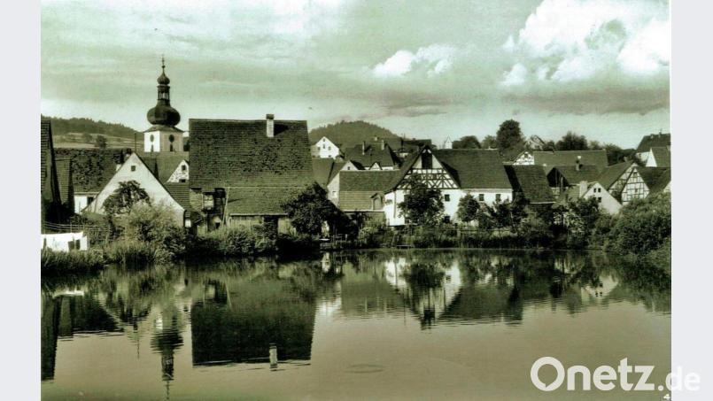 Die Häuser der Suttengasse und der Kirchturm spiegeln sich im Wasser des Suttenweihers - eine Ansicht Königsteins, die es so seit 1955 nicht mehr gibt. Bild: Archiv wku
