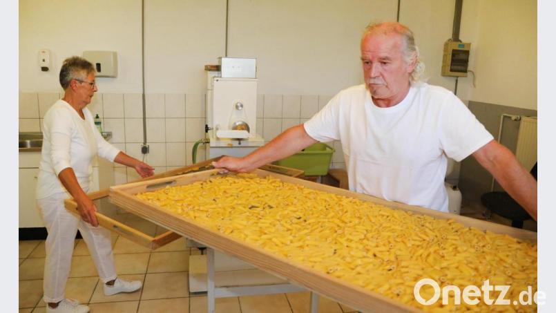Die Nudeln schiebt Manfred Meier in den Trockenschrank. Angelika Meier legt ein neues Trocknungsieb unter die Nudelmaschine. Bild: Götz