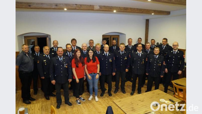 Bei den Neuwahlen wurde Daniel Zitzmann im Amt des Vorsitzenden der Feuerwehr Thanstein-Berg bestätigt. Das Bild zeigt ihn im Kreise seiner Vorstandskollegen. Bild: rkp