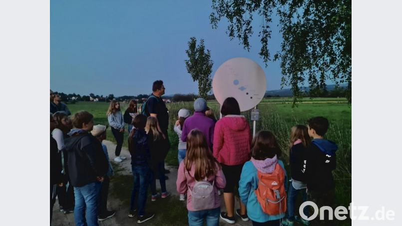 Beim Ferienprogramm der Jungen Union hatte Peter Postler allerlei interessante Informationen und Geschichten rund um Planeten, Sterne und Sternbilder parat und beantwortete die Fragen der Kinder. Bild: heb