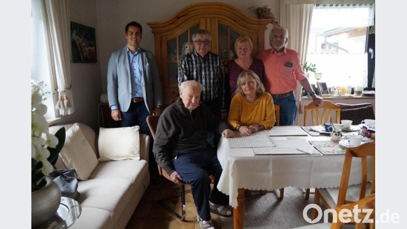 Bürgermeister Rudolf Teplitzky (links) gratulierte Horst Kluge namens der Stadt zum 90. Geburtstag mit einem Geschenkkorb. Der Jubilar freute sich auch über den Besuch der Verwandtschaft. Bild: wel