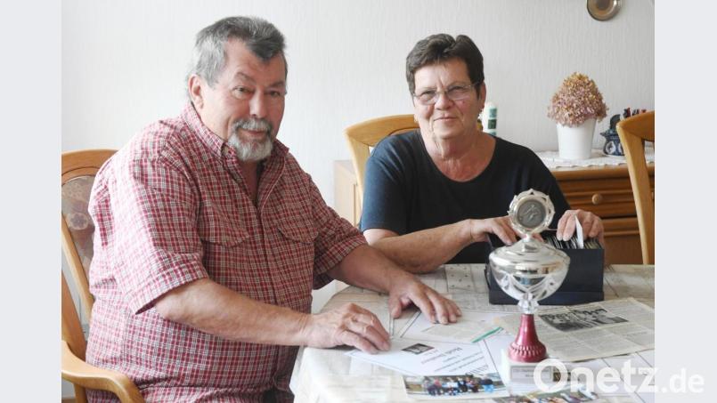 Wehmütig erinnern sich Norbert und Heidi Deubzer an ihre Zeit beim privaten Kegelverein Club 77 in Rothenstadt. Bild: Gabi Schönberger