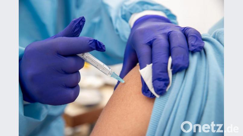 Eine Krankenschwester impft mit dem Wirkstoff von Johnson &amp; Johnson. Symbolbild: Daniel Karmann